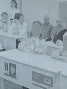 В этом классе учился Юра. За партой имени Юры сидят его дочки