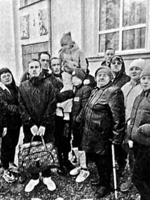 Семья Музиповых, родные и друзья у стен Дворца культуры г.Невьянска, где проходили проводы мобилизованных